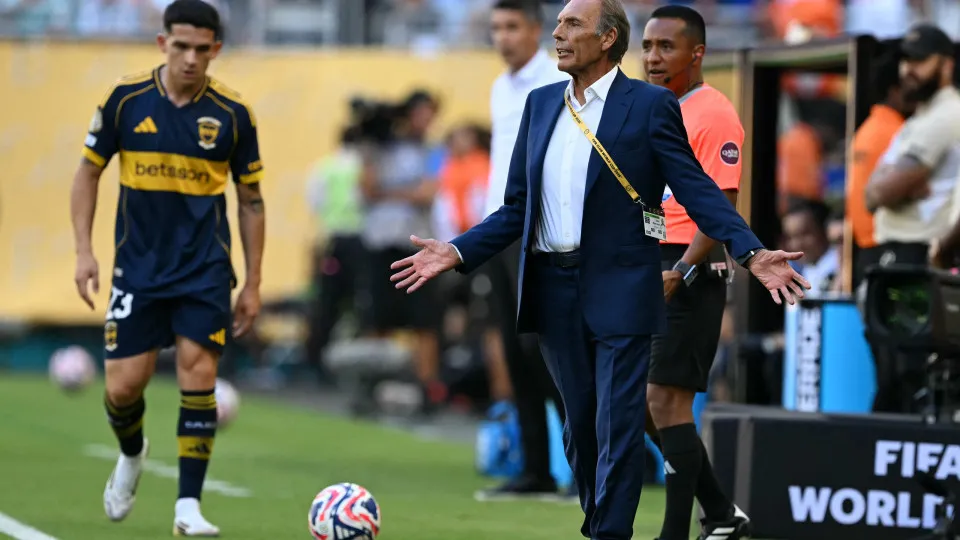 Boca Juniors' Argentine head coach Miguel Angel Russo gestures during the FIFA Club World Cup 2025 Group C football match between Argentina's Boca Juniors and Portugal's Benfica at the Hard Rock stadium in Miami on June 16, 2025. (Photo by PATRICIA DE MEL