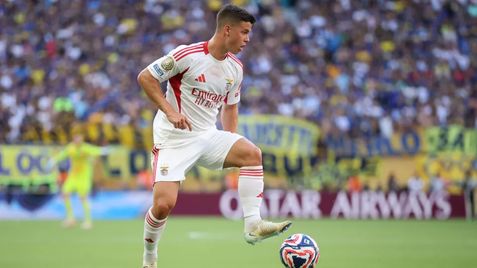 MIAMI GARDENS, FLORIDA - JUNE 16: Samuel Dahl #26 of SL Benfica controls the ball during the FIFA Club World Cup 2025 group C match between CA Boca Juniors and SL Benfica at Hard Rock Stadium on June 16, 2025 in Miami Gardens, Florida. (Photo by Hector Vi