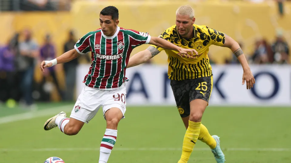 EAST RUTHERFORD, NEW JERSEY - JUNE 17: Kevin Serna #90 of Fluminense FC is challenged by Niklas Suele #25 of Borussia Dortmund during the FIFA Club World Cup 2025 group F match between Fluminense FC and Borussia Dortmund at MetLife Stadium on June 17, 202