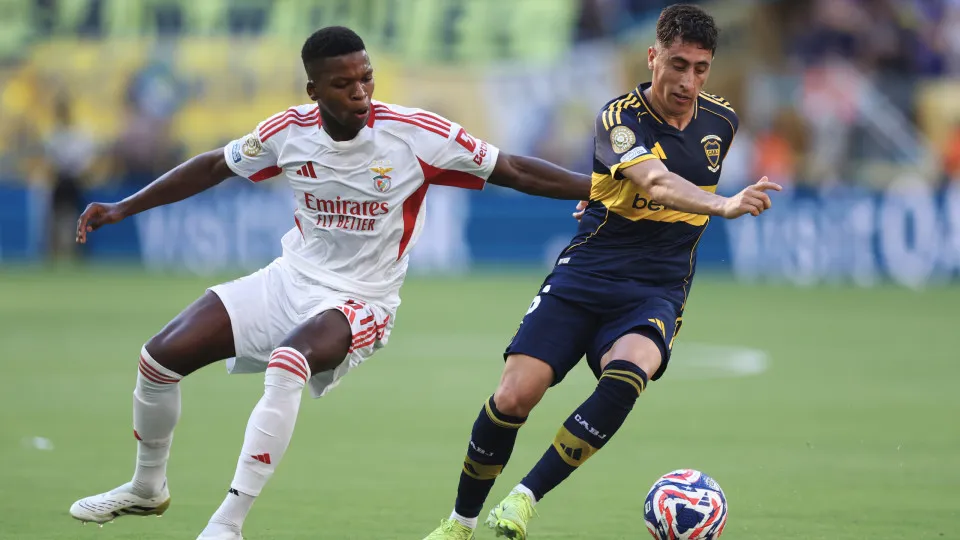 MIAMI GARDENS, FLORIDA - JUNE 16: Miguel Merentiel #16 of CA Boca Juniors is challenged by Florentino Luis #61 of SL Benfica  during the FIFA Club World Cup 2025 group C match between CA Boca Juniors and SL Benfica at Hard Rock Stadium on June 16, 2025 in