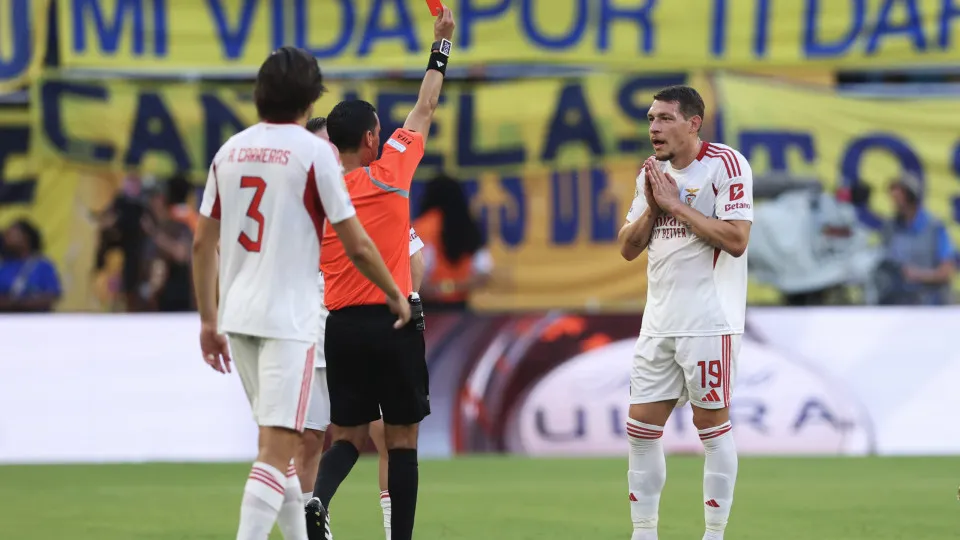 MIAMI GARDENS, FLORIDA - JUNE 16: Andrea Belotti #19 of SL Benfica is issued a red card during the FIFA Club World Cup 2025 group C match between CA Boca Juniors and SL Benfica at Hard Rock Stadium on June 16, 2025 in Miami Gardens, Florida. (Photo by Meg