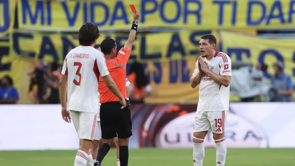 MIAMI GARDENS, FLORIDA - JUNE 16: Andrea Belotti #19 of SL Benfica is issued a red card during the FIFA Club World Cup 2025 group C match between CA Boca Juniors and SL Benfica at Hard Rock Stadium on June 16, 2025 in Miami Gardens, Florida. (Photo by Meg