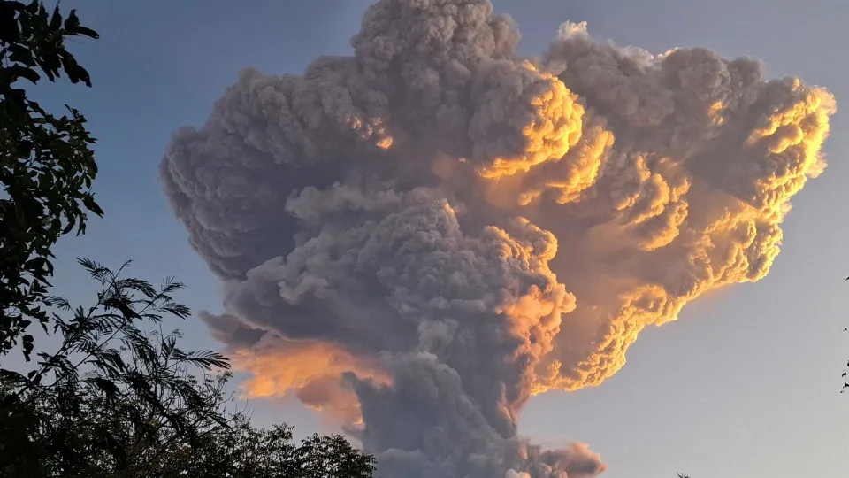 Erupção do vulcão Lewotobi Laki-laki, em Bali