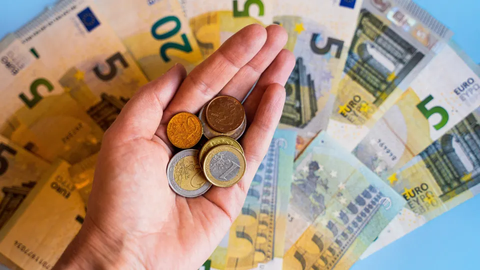 Há moedas de 5€ em circulação (sim, leu bem). Três cuidados que deve ter