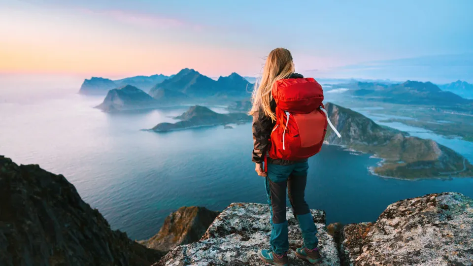 jovem a explorar uma ilha; viagem