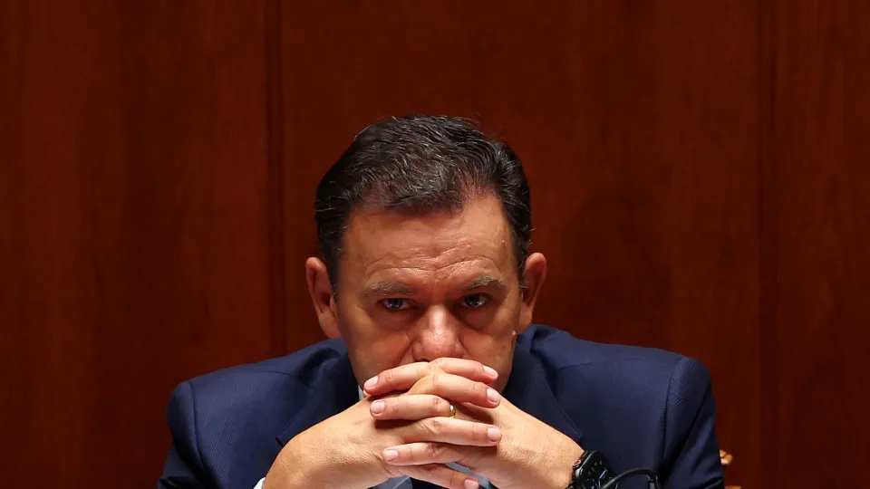 Luís Montenegro, mãos