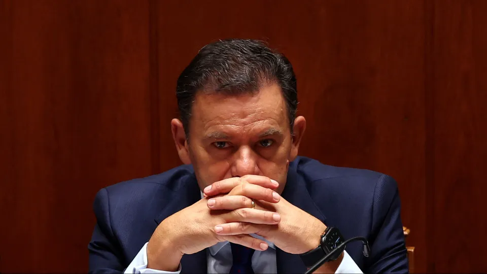 Luís Montenegro, mãos