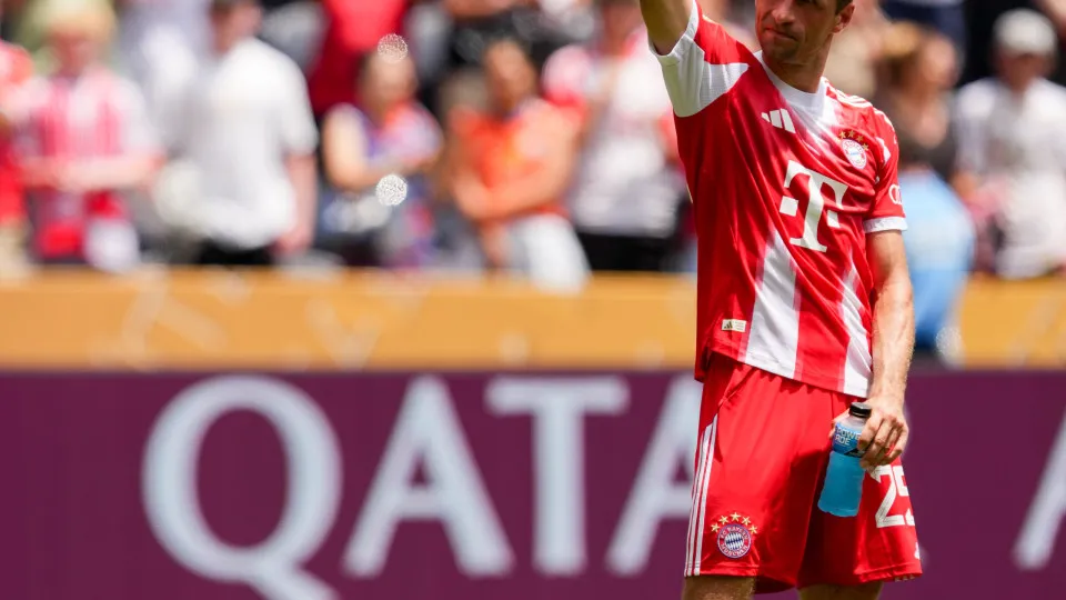 CINCINNATI, OHIO - JUNE 15: Thomas Müller #25 of FC Bayern München acknowledges the fans after defeating Auckland City FC 10-0 in the FIFA Club World Cup 2025 group C match at TQL Stadium on June 15, 2025 in Cincinnati, Ohio. (Photo by Dylan Buell/Getty I