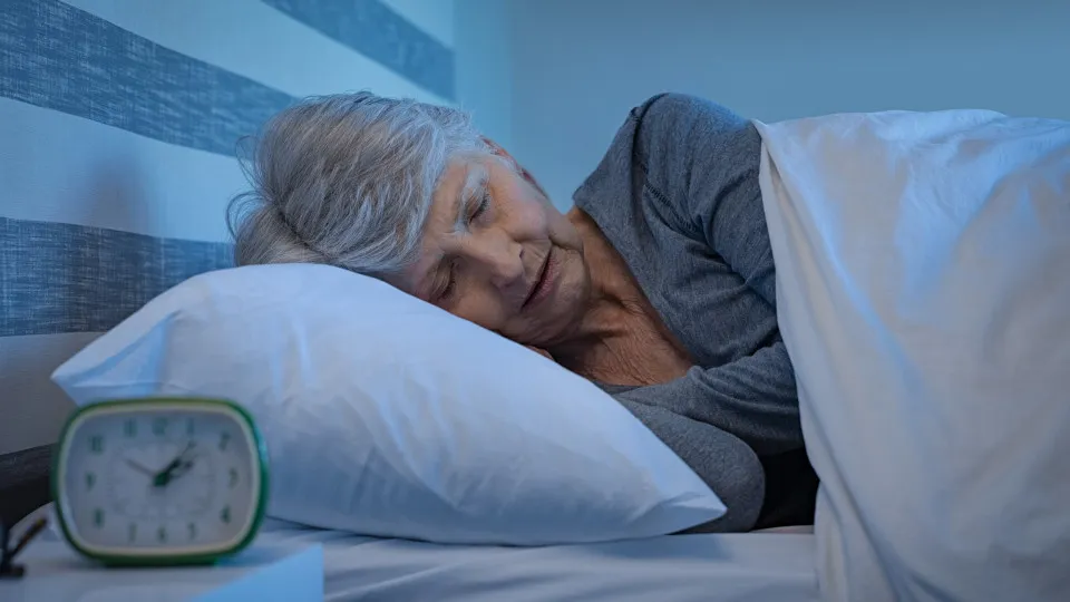 mulher a dormir; 50 anos