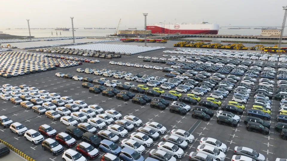 Carros chineses num porto, para exportação.