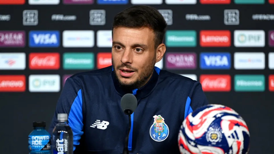 ATLANTA, GEORGIA - JUNE 18:  FC Porto coach Martin Anselmi talks to the media during a Press Conference ahead of their FIFA Club World Cup 2025 match between Inter Miami CF and FC Porto at Mercedes-Benz Stadium on June 18, 2025 in Atlanta, Georgia. (Photo