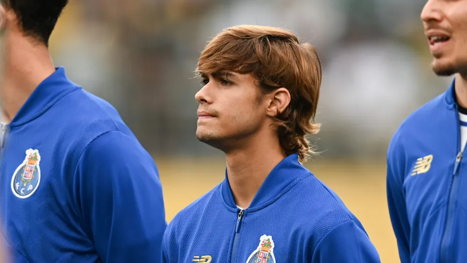 EAST RUTHERFORD, NEW JERSEY - JUNE 15: Rodrigo Mora #86 of FC Porto stands for the anthem before the FIFA Club World Cup 2025 group A match between SE Palmeiras and FC Porto at MetLife Stadium on June 15, 2025 in East Rutherford, New Jersey. (Photo by Ste