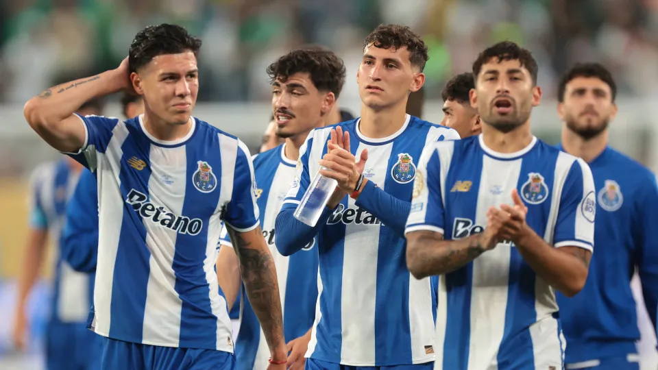 EAST RUTHERFORD, NEW JERSEY - JUNE 15: Nehuen Perez of FC Porto reacts as team mates Tomas Perez and Alan Varela applaud the fans following the final whistle of  the FIFA Club World Cup 2025 group A match between SE Palmeiras and FC Porto at MetLife Stadi