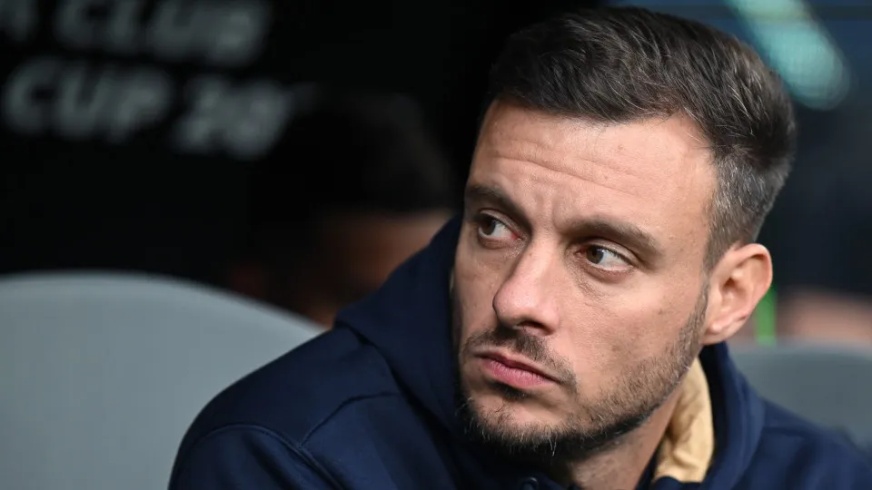 EAST RUTHERFORD, NEW JERSEY - JUNE 15:  Martin Anselmi of FC Porto coach in the bench during the FIFA Club World Cup 2025 group A match between SE Palmeiras and FC Porto at MetLife Stadium on June 15, 2025 in East Rutherford, New Jersey. (Photo by Image P