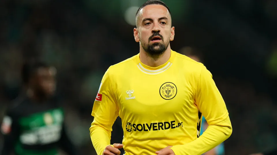 LISBON, PORTUGAL - JANUARY 25:  Bruno Costa of CD Nacional during the Liga Portugal Betclic match between Sporting CP and CD Nacional at Estadio Jose Alvalade on January 25, 2025 in Lisbon, Portugal. (Photo by Gualter Fatia/Getty Images)