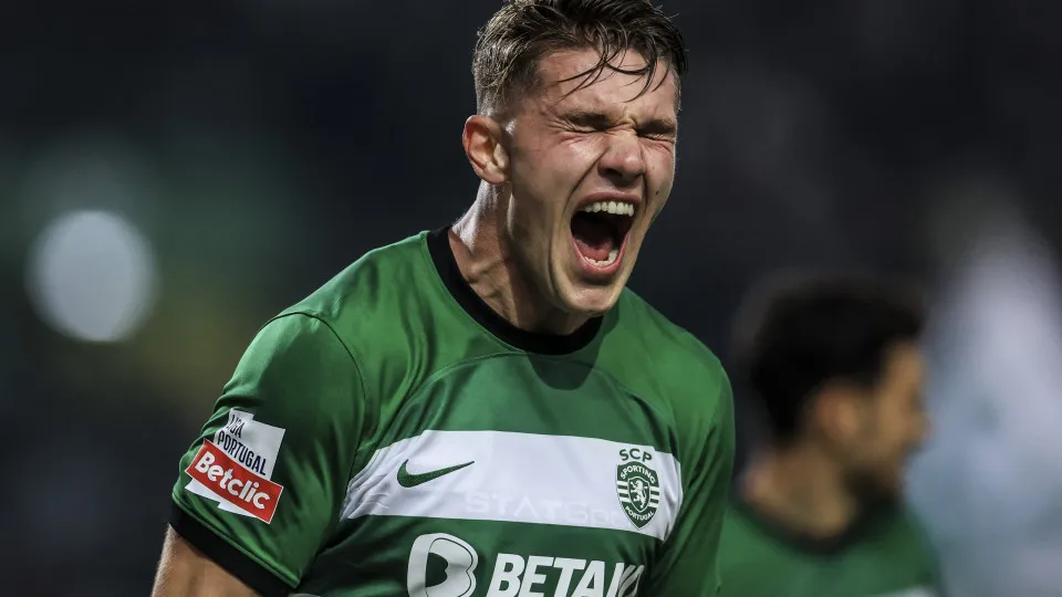 Sporting Lisbon's Swedish forward #09 Viktor Gyokeres celebrates after scoring his team's second goal during the Portuguese League football match between Sporting CP and Casa Pia at the Jose Alvalade stadium in Lisbon, on January 29, 2024. (Photo by PATRI