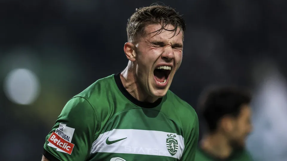 Sporting Lisbon's Swedish forward #09 Viktor Gyokeres celebrates after scoring his team's second goal during the Portuguese League football match between Sporting CP and Casa Pia at the Jose Alvalade stadium in Lisbon, on January 29, 2024. (Photo by PATRI