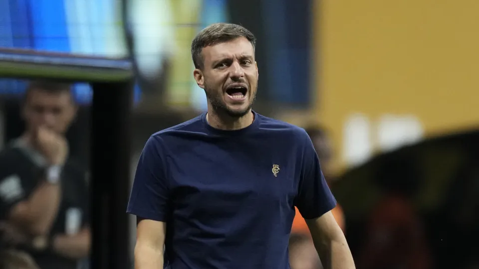 ATLANTA, GEORGIA - JUNE 19: Martin Anselmi head coach of Porto gives instructions during the FIFA Club World Cup 2025 group A match between Internacional CF Miami and FC Porto at Mercedes-Benz Stadium on June 19, 2025 in Atlanta, Georgia. (Photo by Jose H