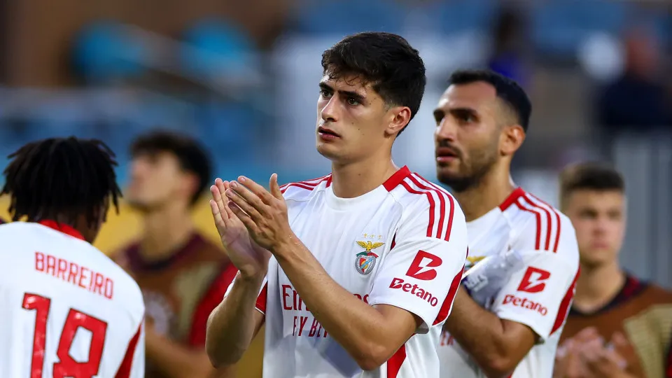 MIAMI GARDENS, FLORIDA - JUNE 16: Antonio Silva of Benfica applauds the supporters following the FIFA Club World Cup 2025 group C match between CA Boca Juniors and SL Benfica at Hard Rock Stadium on June 16, 2025 in Miami Gardens, Florida. (Photo by Chris