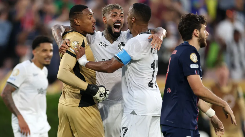 PASADENA, CALIFORNIA - JUNE 19: John #12, Alexander Barboza #20, and Marlon Freitas #17 of Botafogo celebrate following the team's victory as Khvicha Kvaratskhelia #7 of Paris Saint-Germain looks on the FIFA Club World Cup 2025 group B match between Paris
