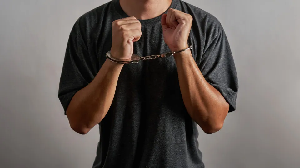 jovem, detido, preso, algemas, detenção