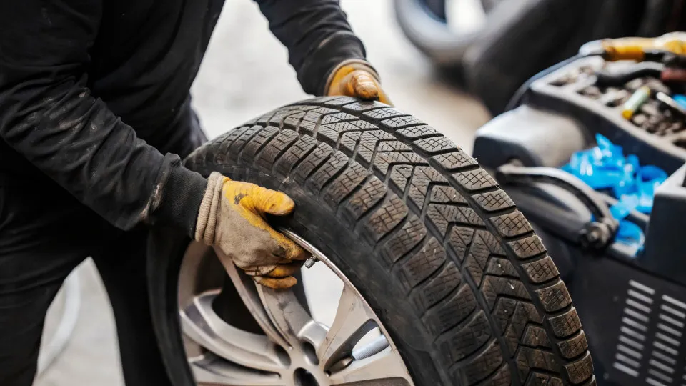 Mecânico a manusear um pneu