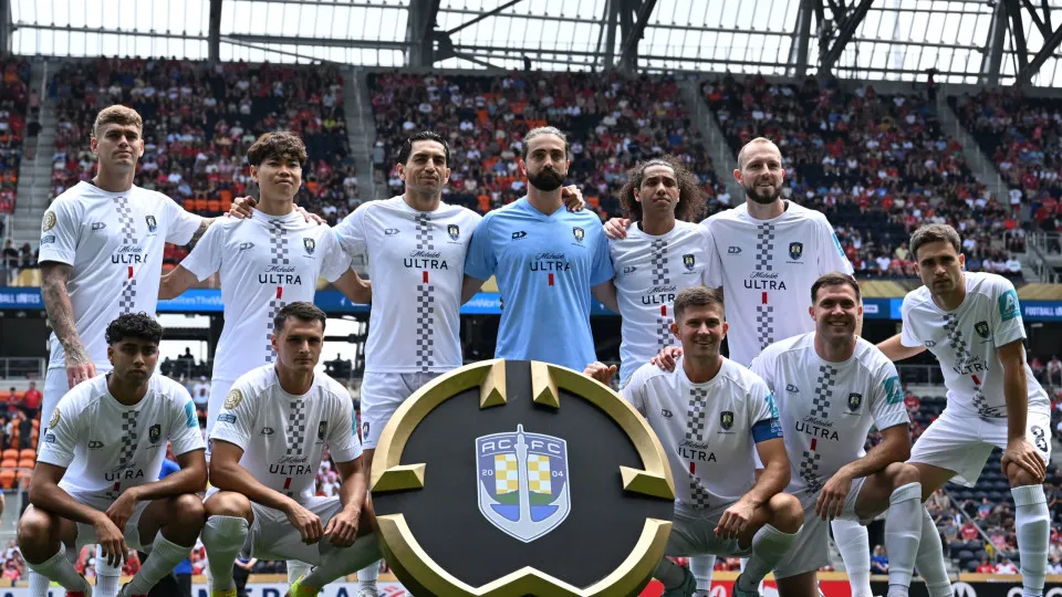 Auckland's city players pose ahead of the Club World Cup 2025 Group C football match between Germany's Bayern Munich and New Zealand's Auckland City at the TQL stadium in Cincinnati on June 15, 2025. (Photo by Paul ELLIS / AFP) (Photo by PAUL ELLIS/AFP vi