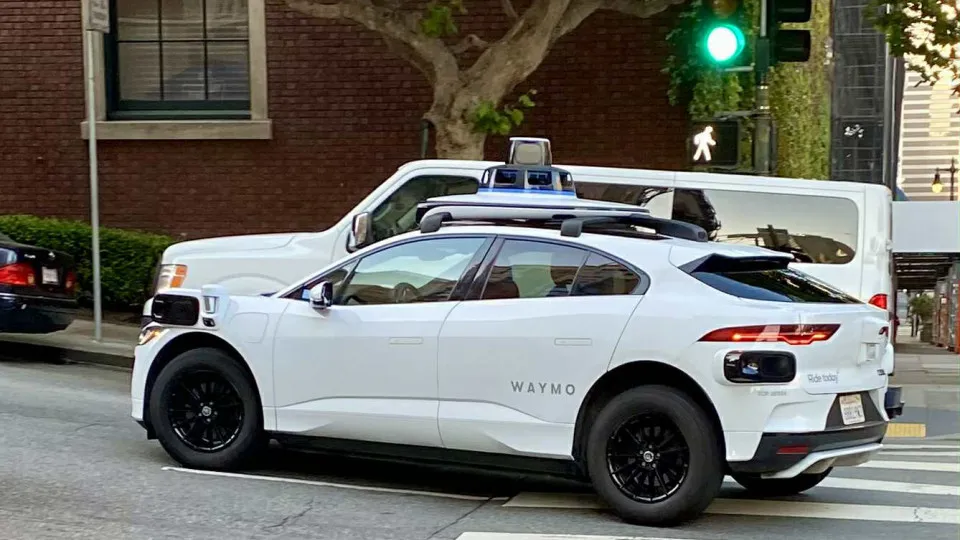 Carro autónomo da Waymo em ação.