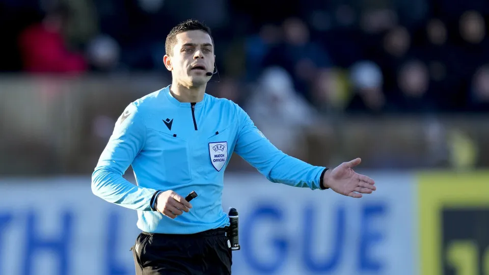 DORTMUND, GERMANY - FEBRUARY 28: Referee Goga Kikacheishvili (Georgien) gestures during the UEFA Youth League match between Borussia Dortmund and Paris Saint-Germain on February 28, 2023 in Dortmund, Germany. (Photo by Alex Gottschalk/DeFodi Images via Ge