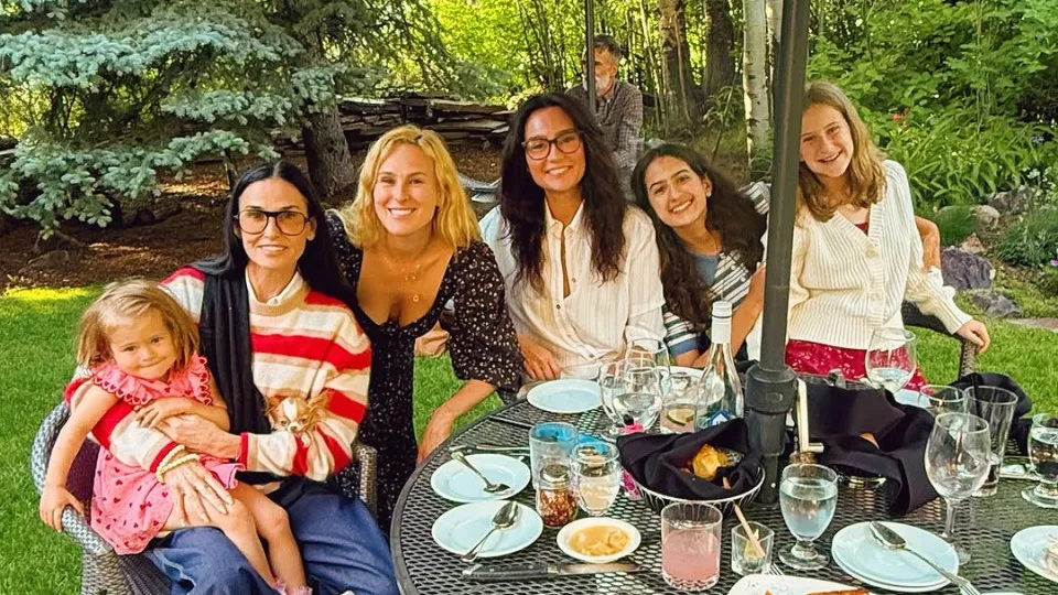 Emma Heming Willis com Rumer e Demi Moore