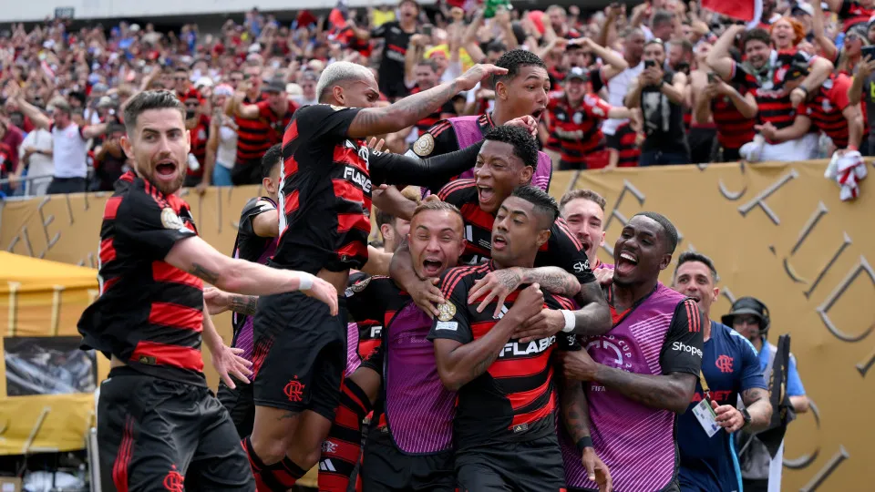 PHILADELPHIA, PENNSYLVANIA - JUNE 20: Bruno Henrique #27 of CR Flamengo celebrates with teammates after scoring his team's first goal during the FIFA Club World Cup 2025 group D match between CR Flamengo and Chelsea FC at Lincoln Financial Field on June 2