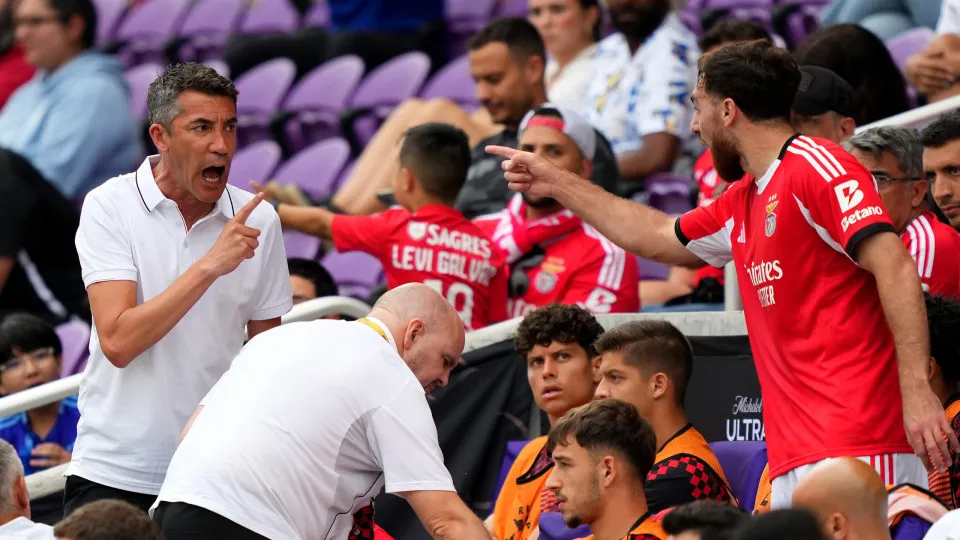 ORLANDO, FLORIDA - JUNE 20: Bruno Lage (L), Head Coach of SL Benfica, argues with Orkun Koekcu #10 of SL Benfica on the bench after Koekcu was shown a yellow card during the FIFA Club World Cup 2025 group C match between SL Benfica and Auckland City FC at