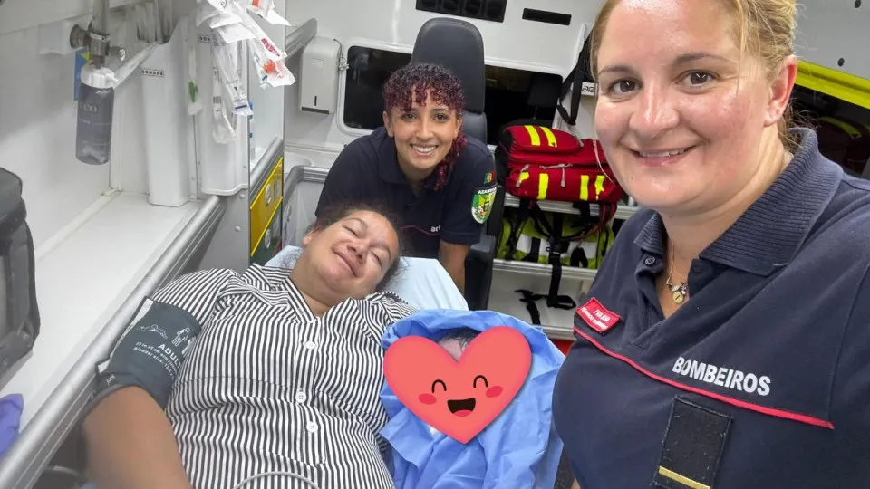 Bombeiros de Azambuja fazem parto à porta do quartel