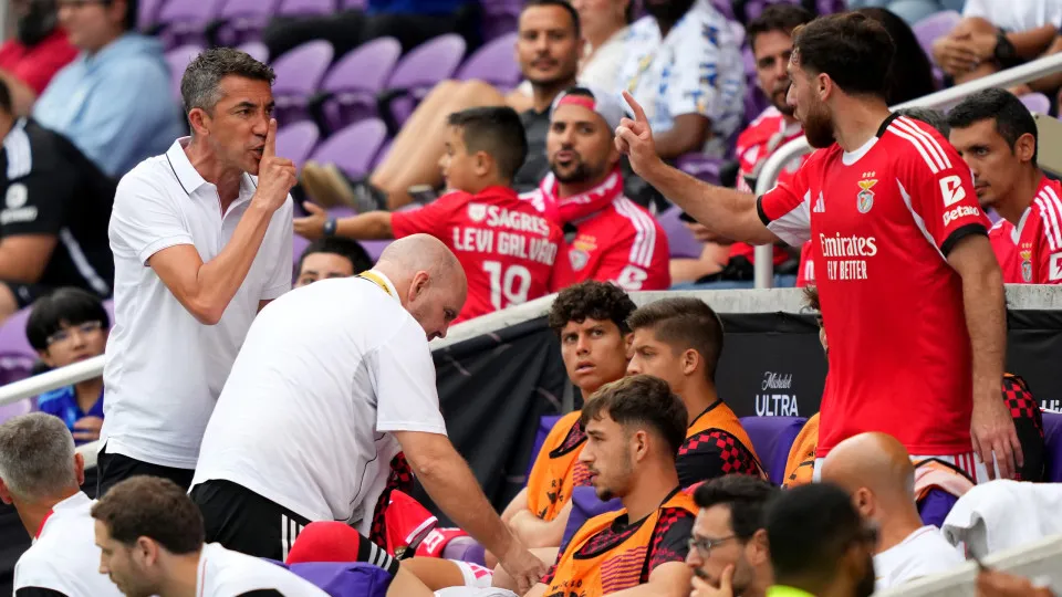ORLANDO, FLORIDA - JUNE 20: Bruno Lage (L), Head Coach of SL Benfica, argues with Orkun Koekcu #10 of SL Benfica on the bench after Koekcu was shown a yellow card during the FIFA Club World Cup 2025 group C match between SL Benfica and Auckland City FC at