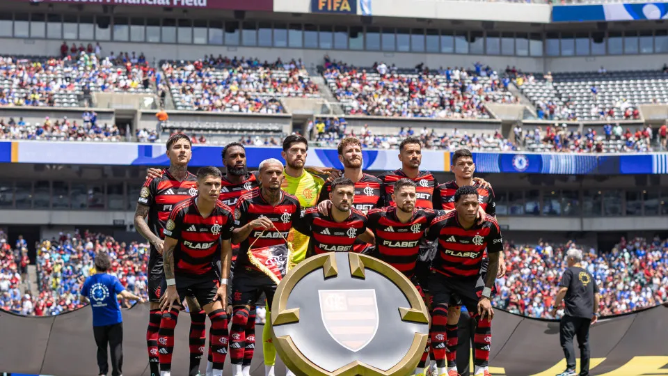 PHILADELPHIA, PENNSYLVANIA - JUNE 20: CR Flamengo players pose for a team photograph prior to the FIFA Club World Cup 2025 group D match between CR Flamengo and Chelsea FC at Lincoln Financial Field on June 20, 2025 in Philadelphia, Pennsylvania. (Photo b