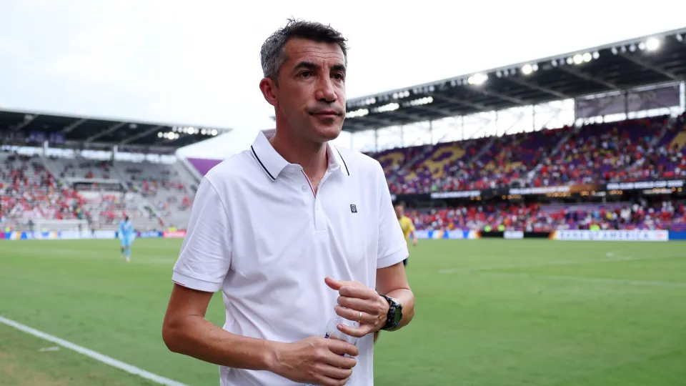 ORLANDO, FLORIDA - JUNE 20: Bruno Lage, Head Coach of SL Benfica, looks on during the FIFA Club World Cup 2025 group C match between SL Benfica and Auckland City FC at Inter&Co Stadium on June 20, 2025 in Orlando, Florida. (Photo by Alex Livesey - FIFA/FI