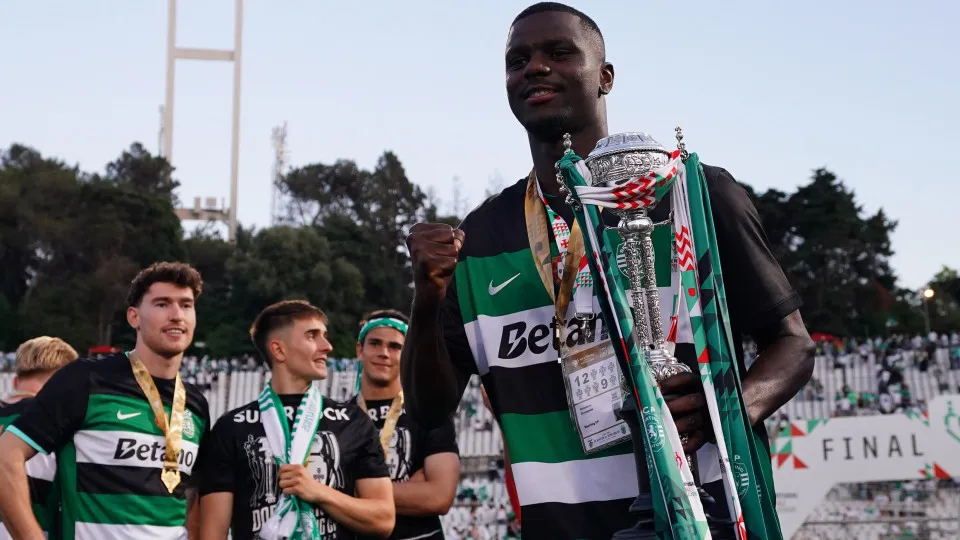 OEIRAS, PORTUGAL - MAY 25:  Ousmane Diomande of Sporting CP celebrates with trophy after winning the Portuguese Cup Final at the end of the Portuguese Cup 2024/2025 - Final match between SL Benfica and Sporting CP at Estadio Nacional on May 25, 2025 in Oe