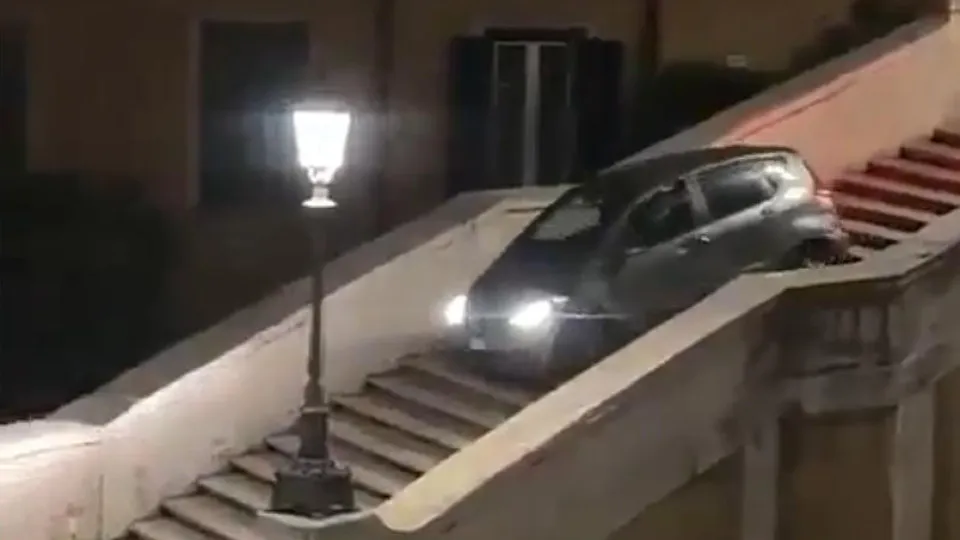 Idoso tenta descer famosa escadaria de Roma de carro e acaba preso a meio