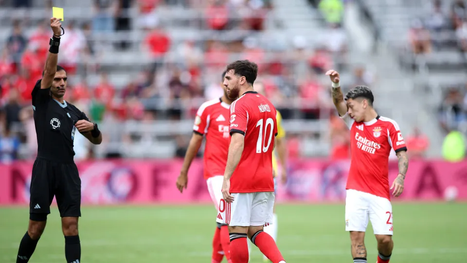 ORLANDO, FLORIDA - JUNE 20: Orkun Koekcu #10 of SL Benfica is shown a yellow card by referee Salman Ahmad Flahi during the FIFA Club World Cup 2025 group C match between SL Benfica and Auckland City FC at Inter&Co Stadium on June 20, 2025 in Orlando, Flor