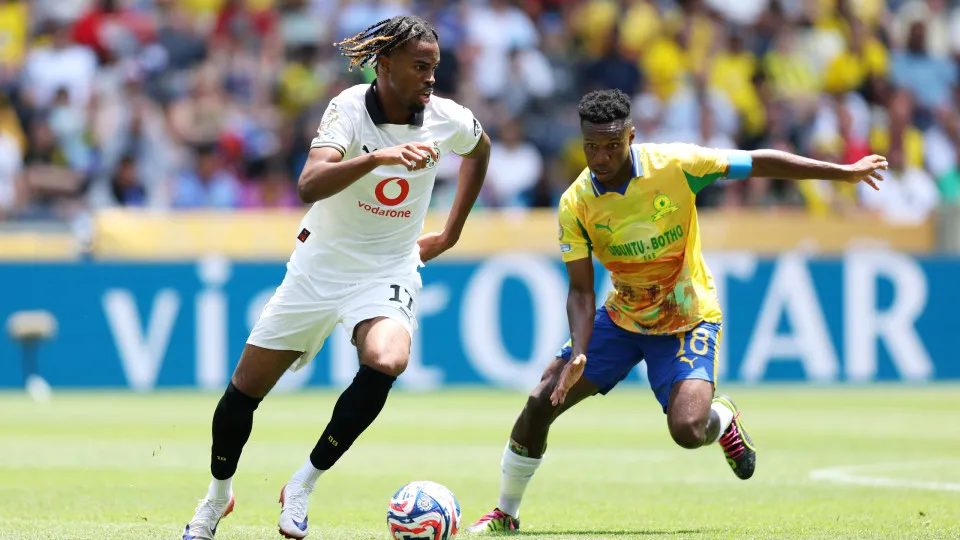 CINCINNATI, OHIO - JUNE 21: Carney Chukwuemeka #17 of Borussia Dortmund controls the ball as Themba Zwane #18 of Mamelodi Sundowns FC pressures during the FIFA Club World Cup 2025 group F match between Mamelodi Sundowns FC and Borussia Dortmund at TQL Sta