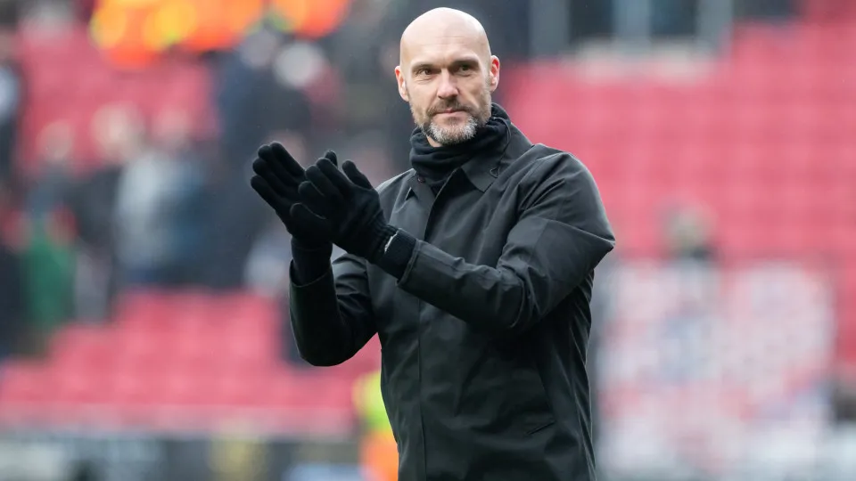 BRISTOL, ENGLAND - FEBRUARY 09: Luke Williams Manager of Swansea City celebrates at full time during the Sky Bet Championship match between Bristol City and Swansea City at Ashton Gate Stadium on February 09, 2025 in Bristol, England. (Photo by Athena Pic