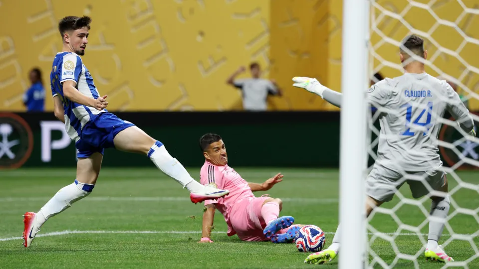 ATLANTA, GEORGIA - JUNE 19: Luis Suarez #9 of Inter Miami CF misses a chance, under pressure from Martim Fernandes #52 of FC Porto, as Claudio Ramos #14 of FC Porto attempts to make the save during the FIFA Club World Cup 2025 group A match between Intern