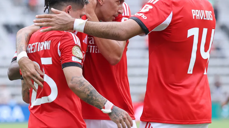 ORLANDO, FLORIDA - JUNE 20: Angel Di Maria #11 of SL Benfica celebrates the team's first goal with teammates during the FIFA Club World Cup 2025 group C match between SL Benfica and Auckland City FC at Inter&Co Stadium on June 20, 2025 in Orlando, Florida