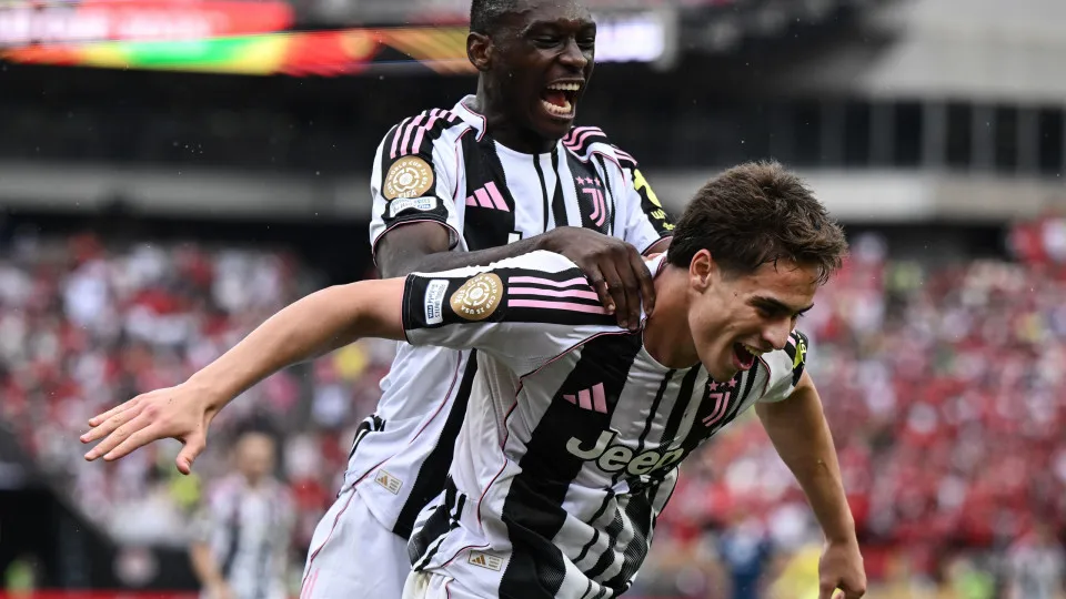 PHILADELPHIA, PENNSYLVANIA - JUNE 22: Kenan Yildiz of Juventus celebrates his goal with Randal Kolo Muani of Juventus during the FIFA Club World Cup 2025 group G match between Juventus FC and Wydad AC at Lincoln Financial Field on June 22, 2025 in Philade
