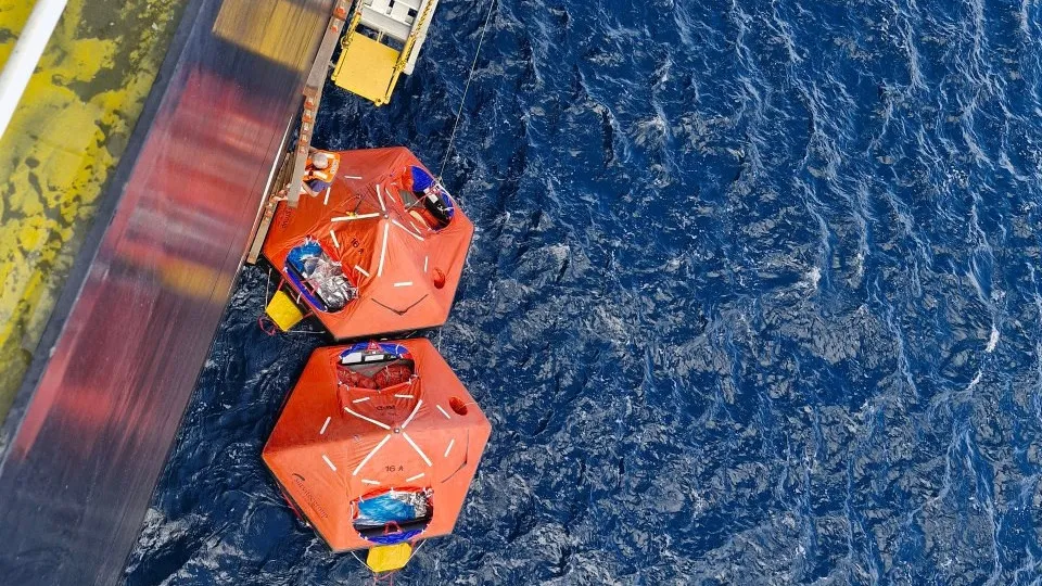 Onze pessoas resgatadas ao largo dos Açores. Barco estava a afundar-se