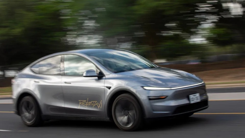 Robotáxi da Tesla em movimento.