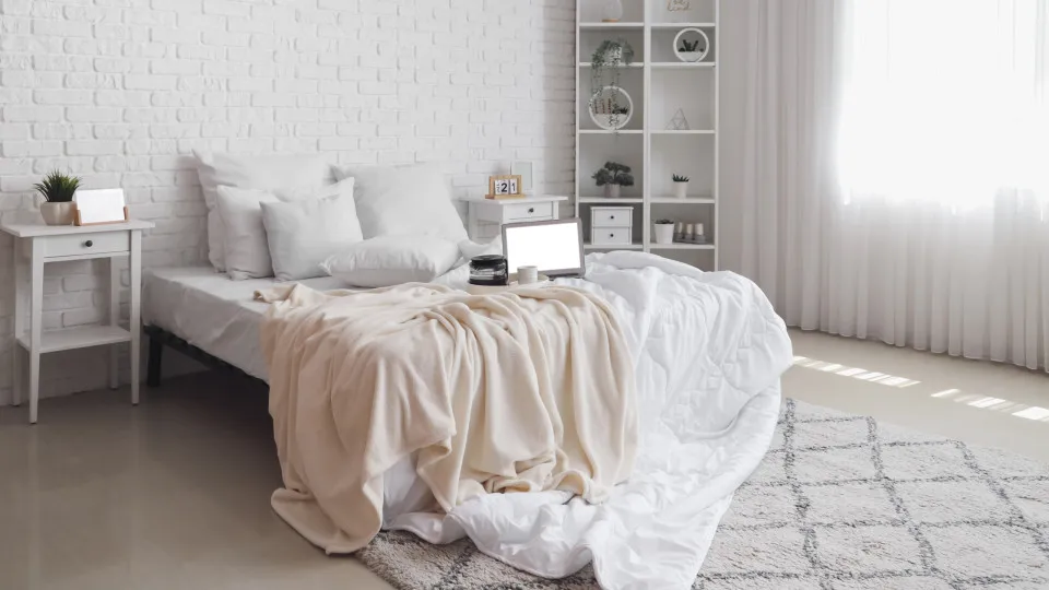 Quarto, cama por fazer