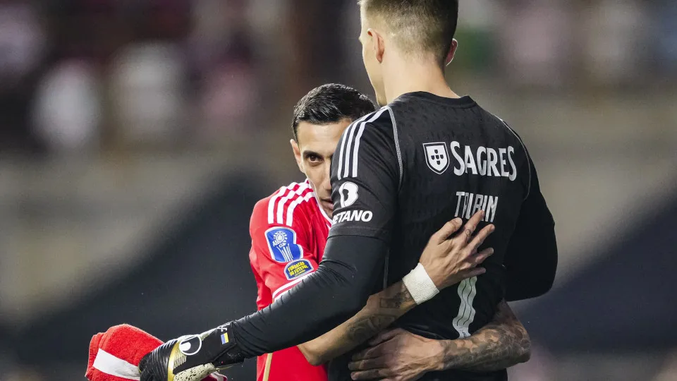 LISBON, PORTUGAL - JANUARY 24: Angel Di Maria of Benfica (L) supports Goalkeeper Anatoliy Trubin of Benfica (R) during Portuguese Cup Semi Final match between SL Benfica and Estoril Praia at Estadio da Luz on January 24, 2024 in Lisbon, Portugal. (Photo b