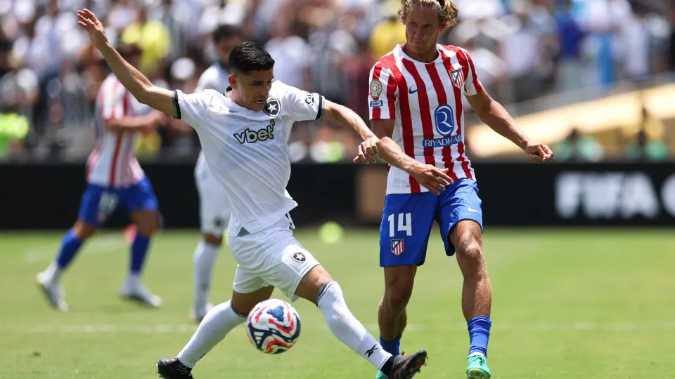 PASADENA, CALIFORNIA - JUNE 23: Marcos Llorente #14 of Atletico De Madrid attempts a pass while under pressure from Jefferson Savarino #10 of Botafogo during the FIFA Club World Cup 2025 group B match between Club Atletico de Madrid and Botafogo FR at Ros