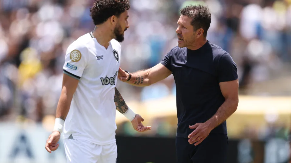 PASADENA, CALIFORNIA - JUNE 23: Diego Simeone, Head Coach of Atletico De Madrid, speaks with Alex Telles #13 of Botafogo during the FIFA Club World Cup 2025 group B match between Club Atletico de Madrid and Botafogo FR at Rose Bowl Stadium on June 23, 202